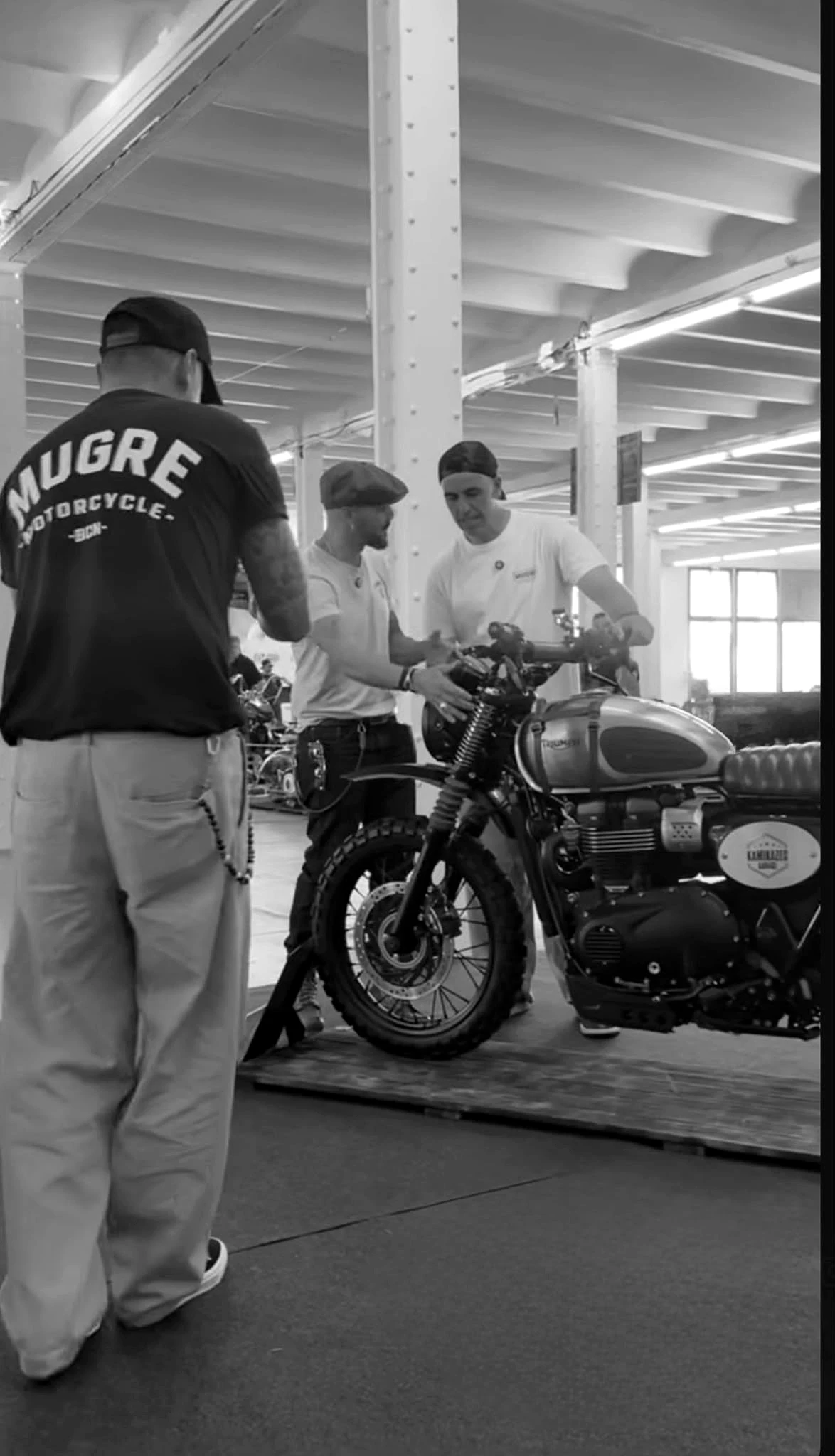 Comunidad Mugre en una quedada de motos, junto a una Triumph personalizada