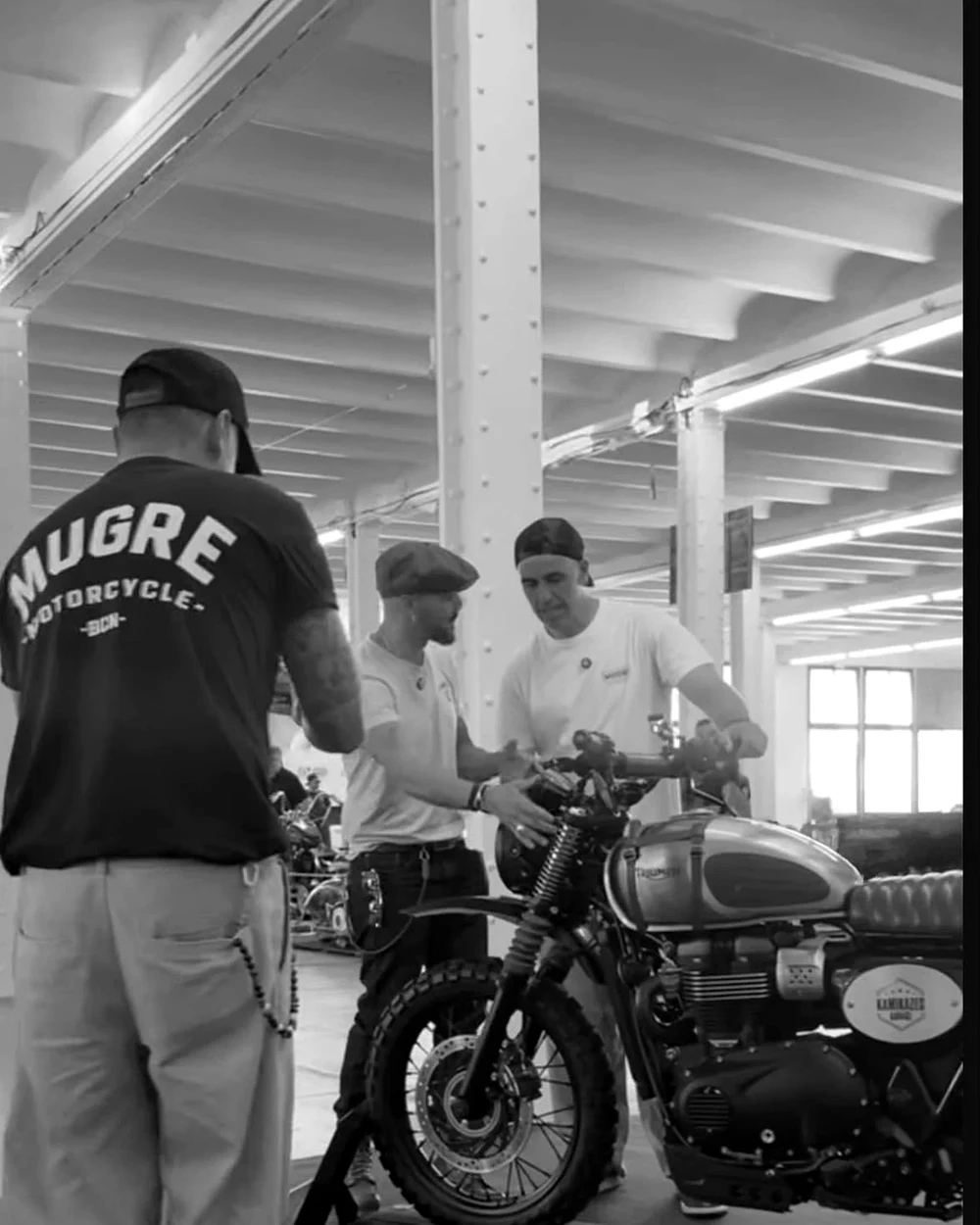 Asistente a una quedada de motos con la camiseta BARCELONA, de espaldas