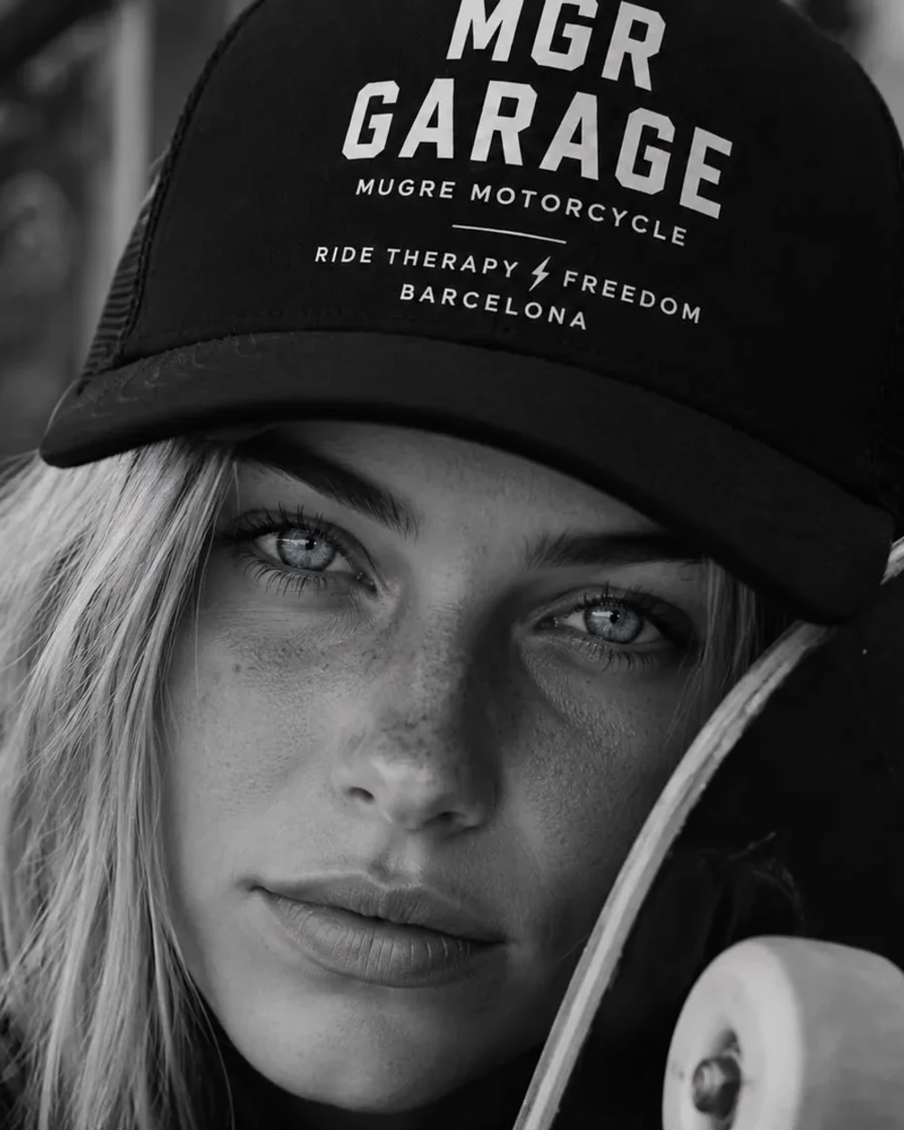 Retrato con la gorra GARAGE BLACK
