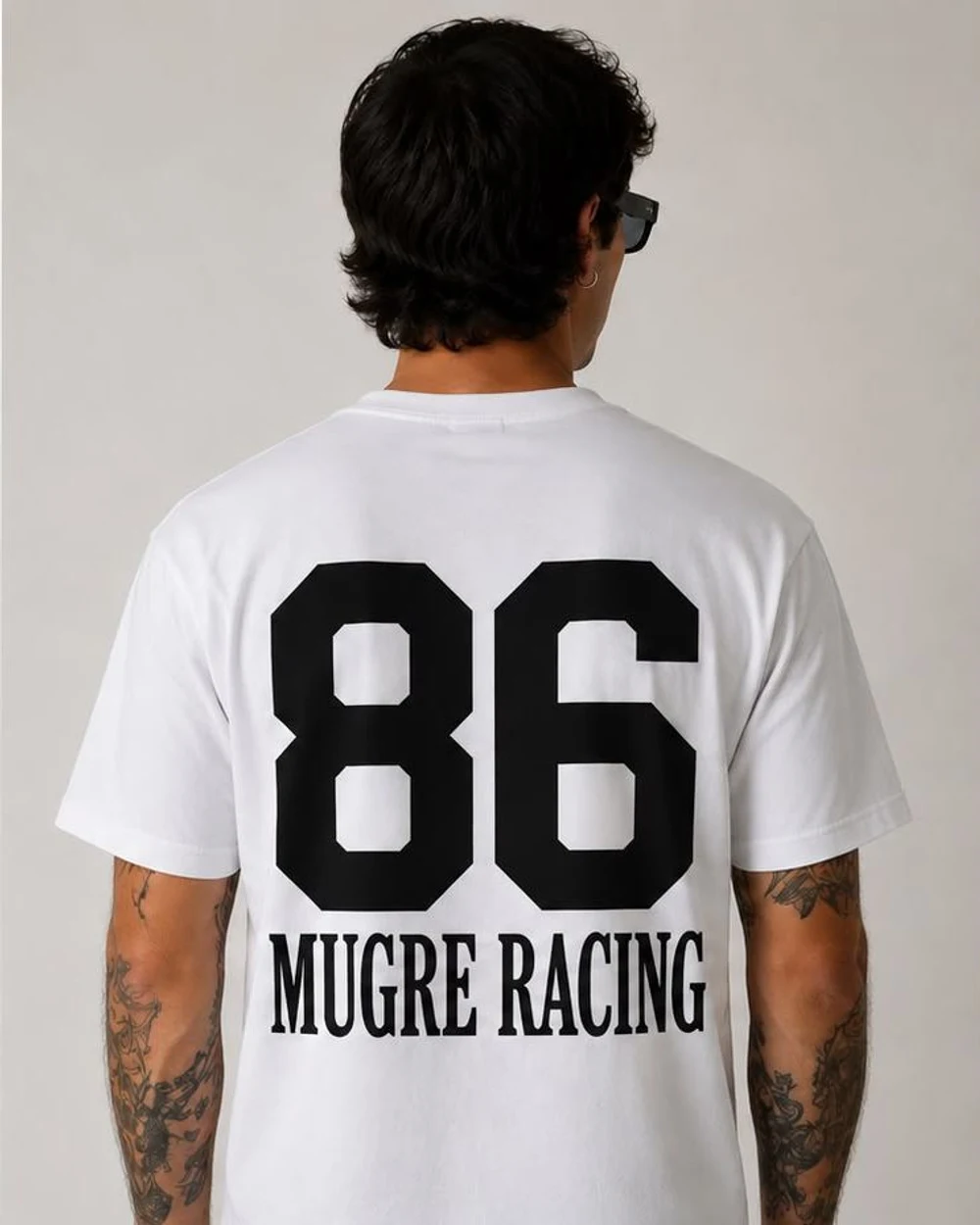 Modelo con la camiseta NUMBER de espaldas, con el dorsal 86