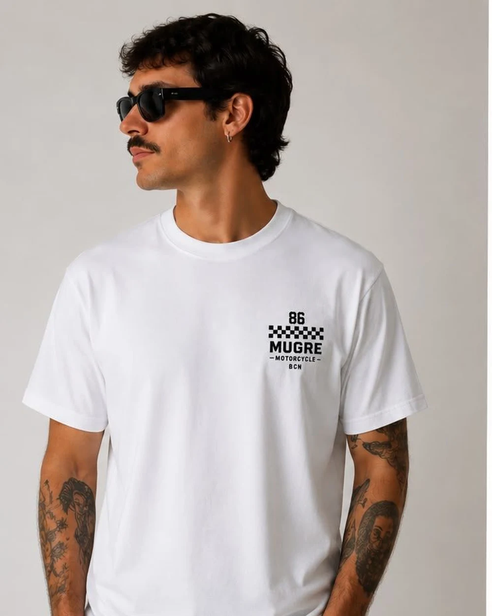 Modelo con la camiseta NUMBER de frente