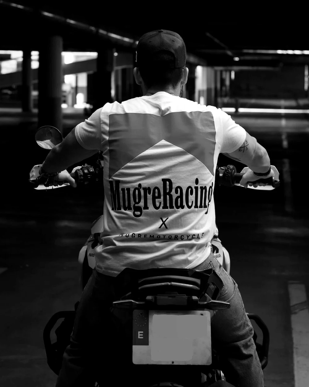 Rider con la camiseta RACING WHITE de espaldas sobre su moto