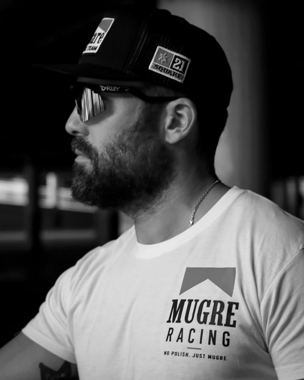 Retrato de rider con el logo MUGRE RACING en el pecho de la camiseta RACING WHITE