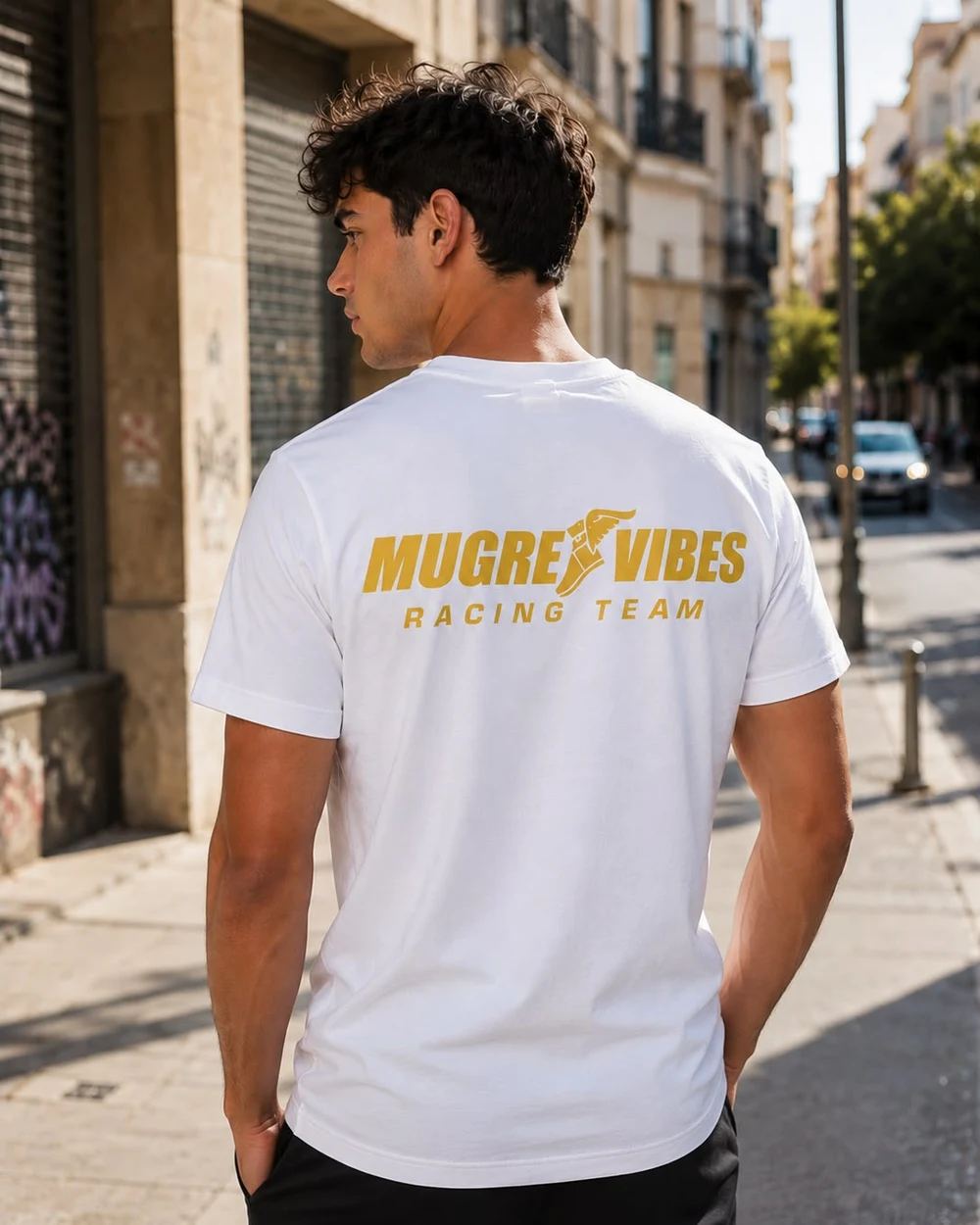 Chico con la camiseta VIBES de espaldas, en una calle de Barcelona