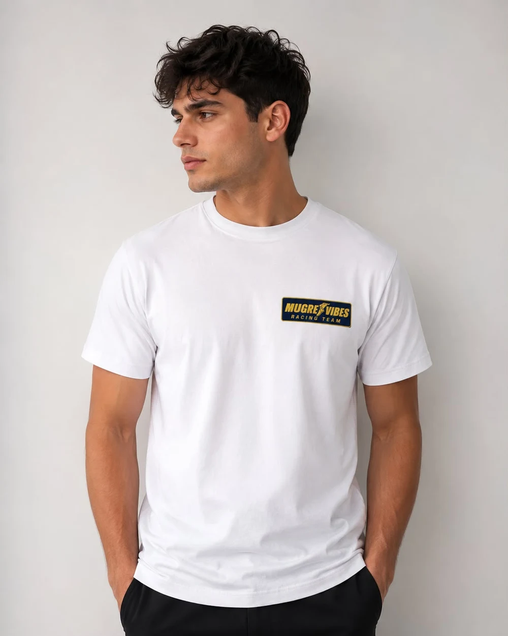 Chico con la camiseta VIBES de frente