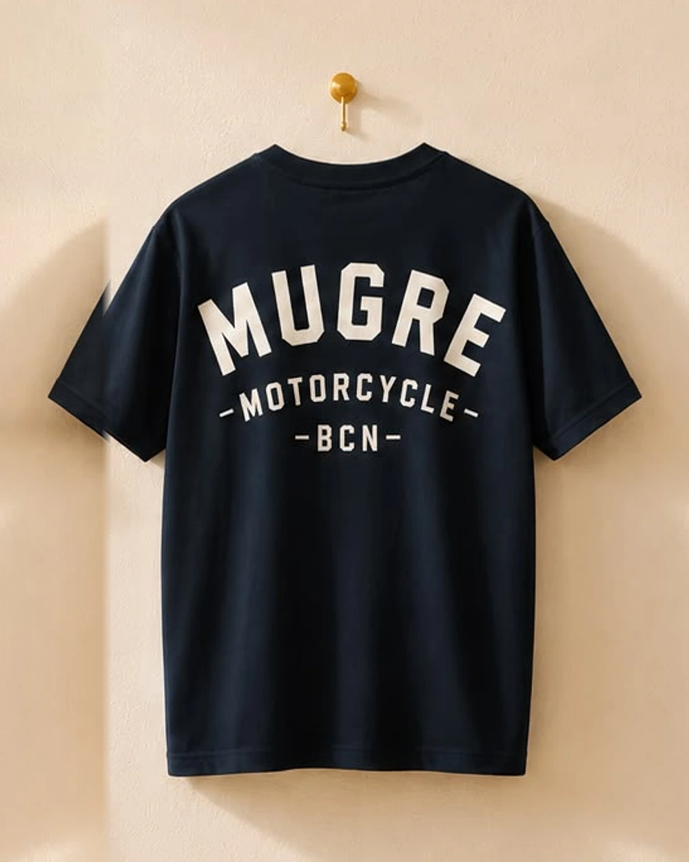 Camiseta BARCELONA de Mugre Motorcycle, vista trasera