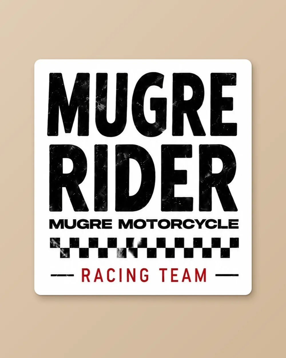 Pegatina de vinilo MUGRE RIDER en negro desgastado con banda de cuadros y RACING TEAM en rojo, sobre fondo neutro